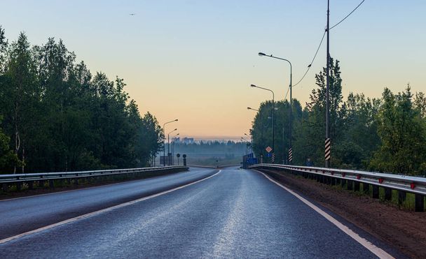 夜明けに高速道路。美しい道だ。道路の風景。車で旅行。記事は旅行についてです。. - 写真・画像