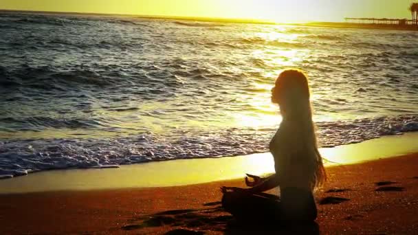 Kundalini Yoga am Meer und Meditation für Frauen in Lotusposition - Filmmaterial, Video