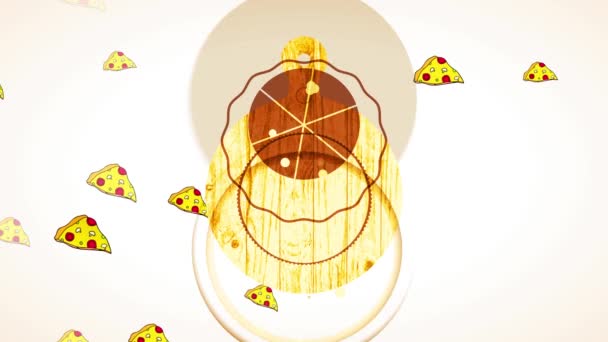 Lineare Geschwindigkeit Verringerung der Bewegung von aufgeschnittener Pizza, die auf einem hölzernen Klemmbrett mit unregelmäßiger Begrenzung geschnitzt wurde und für die Pizzeria ausgezeichnet wurde - Filmmaterial, Video