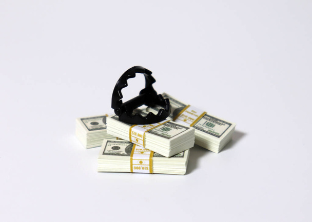 A bunch of $ 100 bills and a miniature trap. - Foto, Bild