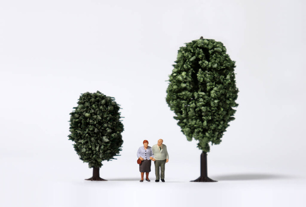 Minyatür ağaçların arasında yürüyen yaşlı minyatür insanlar.. - Fotoğraf, Görsel
