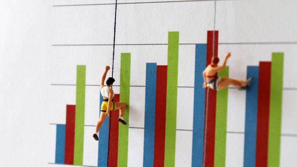 Miniatűr emberek másznak fel a vonalkódra. Az egyének közötti verseny koncepciója a társadalmi sikerért. - Fotó, kép
