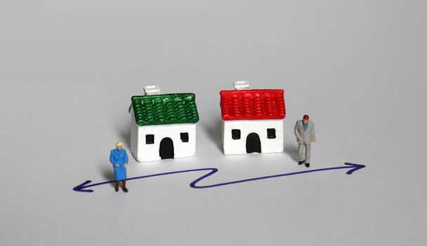 Miniaturowi ludzie i miniaturowe domy. - Zdjęcie, obraz