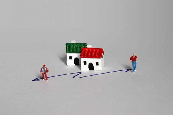 Persone in miniatura e case in miniatura. Un concetto di crescita delle famiglie monoparentali e problemi sociali
. - Foto, immagini
