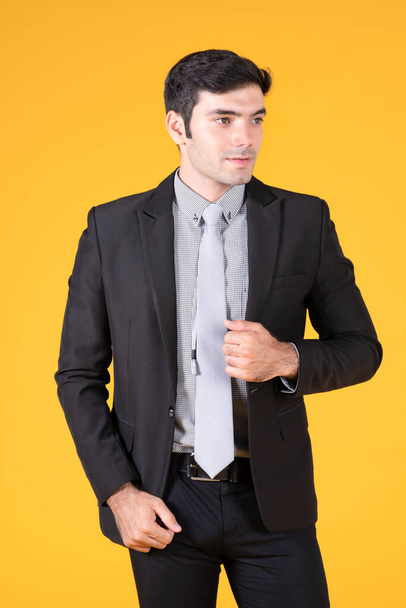 Portré üzletember sárga háttér felhasználásával szakmai üzletemberek, sikeres üzletember tanácsadó koncepció. - Fotó, kép
