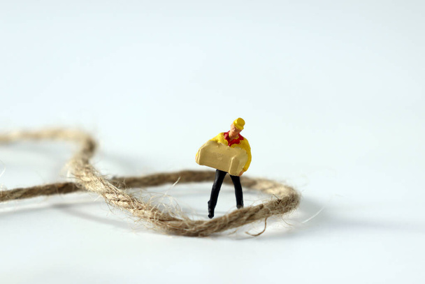 Un corriere in miniatura avvolto in una corda
. - Foto, immagini