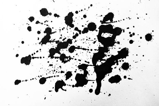 Fondo salpicado de negro sobre papel. Arte abstracto creativo de tinta y acuarela
. - Foto, Imagen