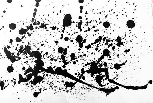 Hintergrundspritzer schwarz auf Papier. Kreative abstrakte Kunst aus Tusche und Aquarell. - Foto, Bild