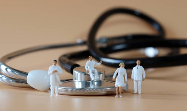 Stethoskop und Miniatur medizinisches Personal. - Foto, Bild