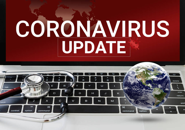 Ilustracja 3D. Aktualizacja programu Coronavirus News Concept, Coronavirus Update Text Design on Red background with Doctor 's Stethoscope and Notebook with the World. Strona internetowa poświęcona bannerowi - Zdjęcie, obraz