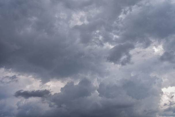 Tumma taivas ennen sadetta sadekaudella kaupungin keskustassa - Valokuva, kuva