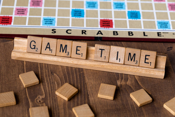 Scrabble juego de mesa con el hechizo de azulejo scrabble "Tiempo de juego
" - Foto, imagen