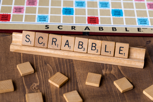 Scrabble bordspel met de scrabble tegel spreuk "Scrabble" - Foto, afbeelding