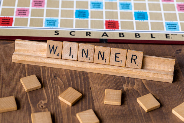Scrabble-Brettspiel mit dem Scrabble-Kachelzauber "Gewinner" - Foto, Bild