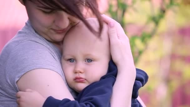 Madre calmando al bebé
 - Metraje, vídeo