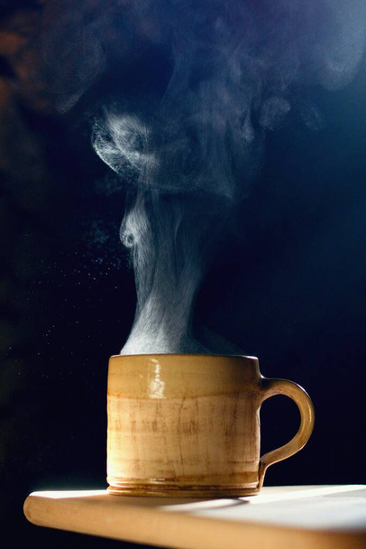 Чашка горячего чая, пара и черного фона
 - Фото, изображение