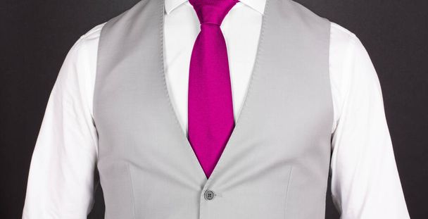 Man in a grey suit with pink tie, close-up - Fotografie, Obrázek