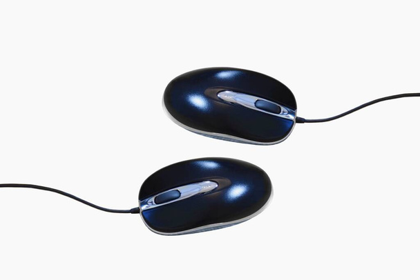 Dwie czarne myszy komputerowe na białym tle, przestrzeń kopiowania - Zdjęcie, obraz