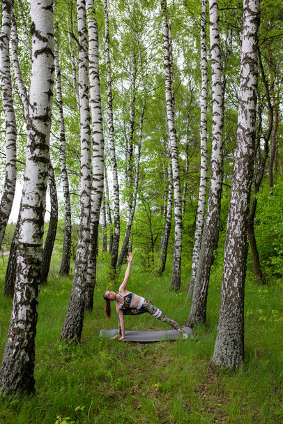 ioga ao ar livre na floresta verde no verão
 - Foto, Imagem
