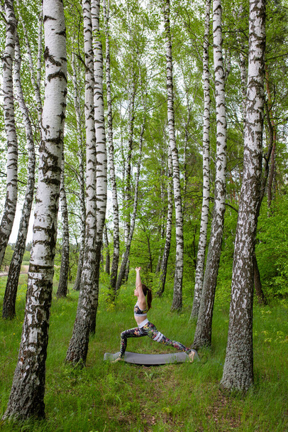 menina está fazendo esporte ao ar livre na floresta no verão
 - Foto, Imagem