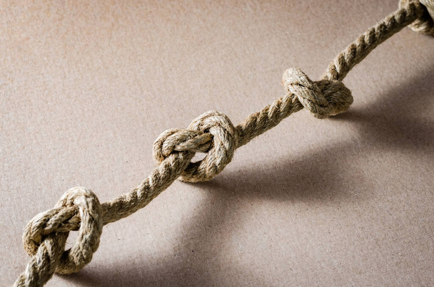 Gros plan de corde de chanvre avec plusieurs nœuds . - Photo, image