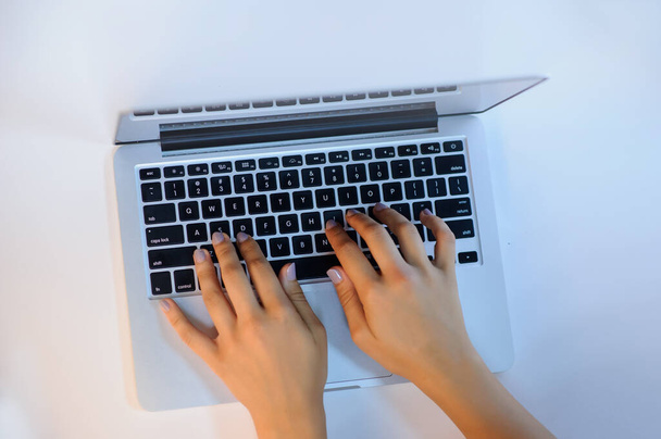 Frauenhände auf einem geöffneten Laptop  - Foto, Bild