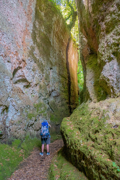 南トスカーナ、イタリアのエトルリア文明によって発掘された凝灰岩の内部の洞窟、狭くて古代の道 - 写真・画像