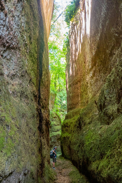 La grotte Vie, sentier étroit et ancien à l'intérieur de rochers accidentés creusés par la civilisation étrusque dans le sud de la Toscane, Italie - Photo, image