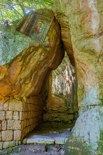 A caverna de Vie, caminho estreito e antigo dentro de rochas de touff escavadas pela civilização etrusca no sul da Toscana, Itália - Foto, Imagem