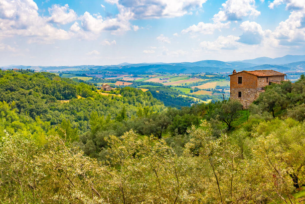 La campagna italiana intorno alla cittadina di Todi, Umbrië, Italië - Foto, afbeelding