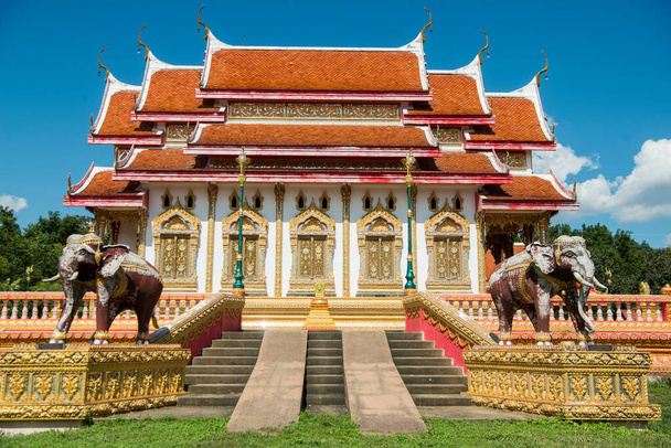 Wat Klang Suan Dok Mai a thaiföldi Tak tartományban található Tak városban. Thaiföld, Tak, 2019. november  - Fotó, kép