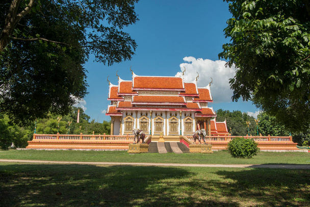 Wat Klang Suan Dok Mai w mieście Tak w prowincji Tak w Tajlandii. Tajlandia, Tak, listopad 2019  - Zdjęcie, obraz