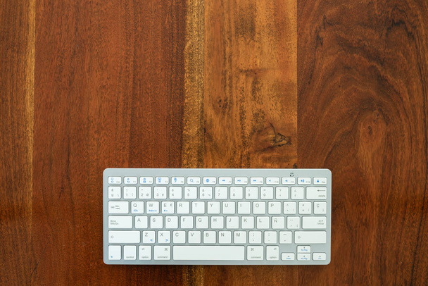 Draadloos toetsenbord op houten tafel. - Foto, afbeelding
