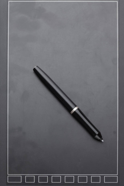γραφικό δισκίο με στυλό, για εικονογράφους, σχεδιαστές και ρετουσάρες, μαύρο σε λευκό φόντο. - Φωτογραφία, εικόνα