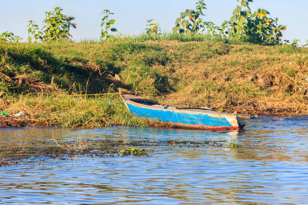 Vecchia barca a remi da pesca sulla riva del fiume Nilo, Egitto - Foto, immagini