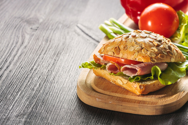 szendvics sonkával, paradicsomos és retek - Fotó, kép