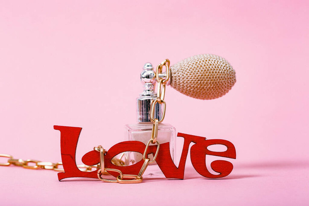 Slovo láska na růžovém pozadí. Zvonek, na kterém je napsáno "Prsten za sex". Láska. - Fotografie, Obrázek