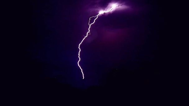 молния в ночном небе - Фото, изображение