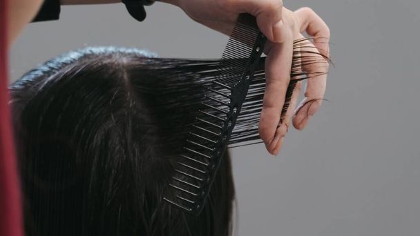 Parrucchiere femminile professionale pettinando i capelli dell'uomo. Parrucchiere che lavora nel salone
 - Foto, immagini