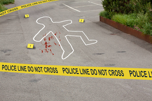 犯罪現場は、警察のテープを横断しないでください。チョークアウトラインは、証拠といくつかの近くに番号のマークを持つ殺人や交通事故から人間の体を円、血液汚れが散乱. - 写真・画像