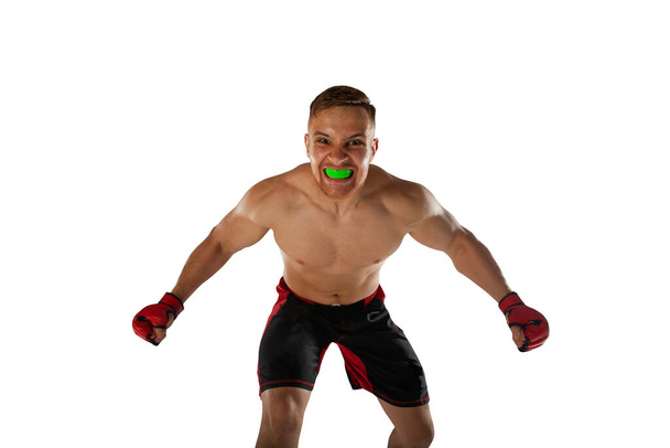 Combatiente MMA aislado en blanco
. - Foto, Imagen