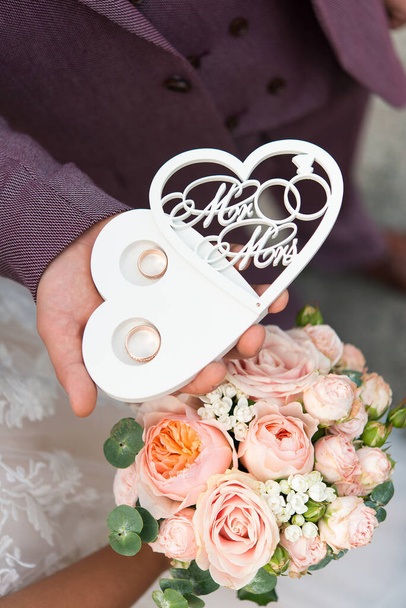 美しい装飾に結婚指輪 - 写真・画像