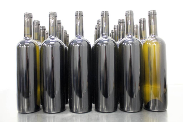 Garrafas de vidro empilhadas em uma fábrica de vinhos. - Foto, Imagem
