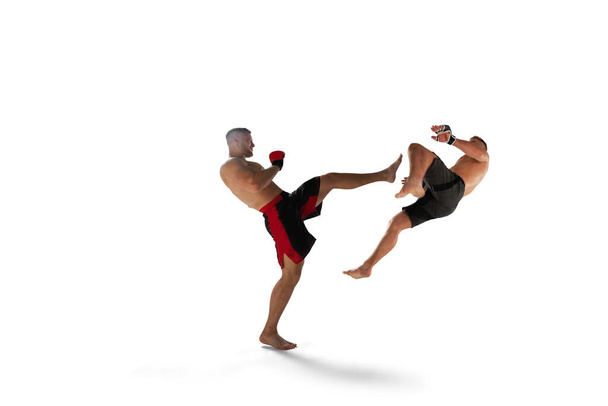 Combatientes MMA aislados en blanco
. - Foto, imagen
