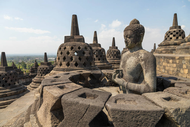 Ortaya çıkan Buda 'nın temsilcisi Dharmachakra mudra, merkez stupa yakınlarındaki Endonezya' daki Borobudur tapınağının tepesinde, Nirvana 'ya ulaşır.. - Fotoğraf, Görsel
