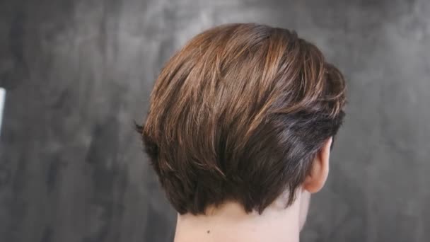 Молодий чоловік позує після стрижки і зачіски в перукарні. крупним планом
 - Кадри, відео