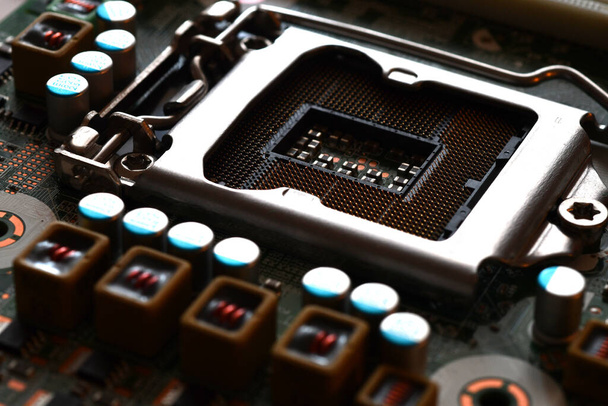 Detalhe da tomada do cpu em uma placa-mãe de computador moderna. Detalhes eletrônicos de componentes pequenos
. - Foto, Imagem
