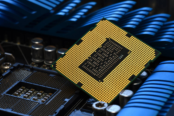 Detail CPU čipu nad moderní počítačovou základní deskou. Elektronické malé detaily součástek. Selektivní zaměření. - Fotografie, Obrázek