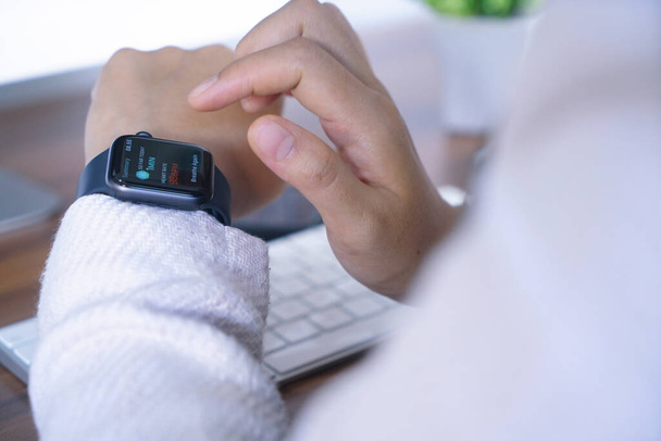 Бали Индонезия 12 июня 2020 года: женские руки с использованием яблока, Apple Watch представляет собой линейку умных часов разработан, разработан и продается Apple Inc
. - Фото, изображение