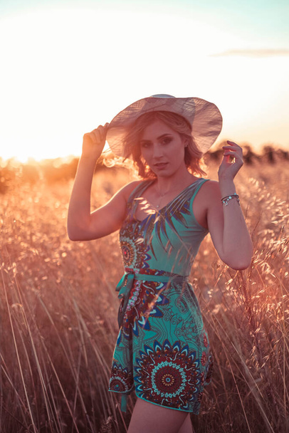 linda menina loira com vestido celestial ao pôr do sol no campo de trigo - Foto, Imagem